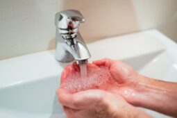 Voda z vodojemu Odolena Voda je znovu pitná. Po více než týdnu se lidé vrátili ke kohoutku