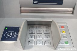 Na Bruntálsku se střetla projíždějící lokomotiva s autobusem. Cestovali v něm 4 lidé. Policisté je hledají