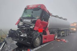 Kvůli mlze bourala na Vysočině osobní a nákladní auta, srazil se i kamion s autobusem