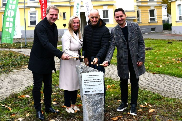 Poklepání základního kamene nového Centra sociálních služeb. Foto: Jihočeský kraj