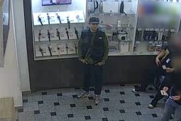 Neznámému muži se nechtělo platit za drahé hodinky. Stačilo sundat jistící prvek