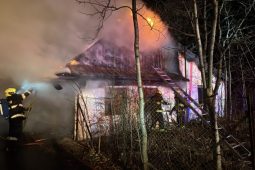 Začala hořet neobydlená budova, ze které chytl dům. Hasiči z něj vyvedli dvě děti a dva dospělé