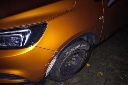 Opilec po šipkovém turnaji naboural auto i zeď a pak tvrdě usnul za volantem!