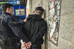 Opilec na nádraží kolem sebe plival a útočil: Skončil s pouty na záchytce!