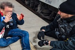 V nebezpečí života: Fanoušek visel hlavou mezi vlakem a nástupištěm!