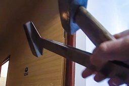 Zabouchnuté dveře a boj s časem: Imobilní muž zůstal sám v bytě!