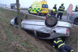 Při dopravní nehodě u Litomyšle se auto převrátilo na střechu