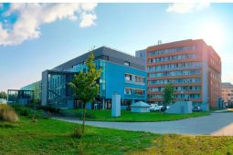 Jihlavská nemocnice zpříjemňuje dětem léčbu: pomáhá speciální tříkolka