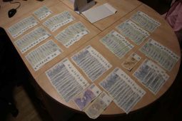 Nocleh za stovky tisíc: Žena okradla čtyřiasedmdesátiletého muže, když se sprchoval