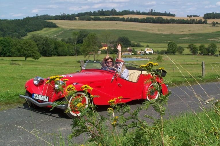 Veteráni ovládnou Domažlice. Na náměstí dorazí sto let staré stroje i legendární značky