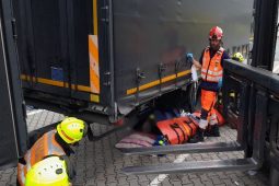 Muži ve Štěnovicích se zaklínila noha pod kamionem, zasahovaly všechny složky IZS