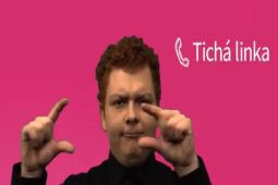 Tichá linka spojuje světy: Lékaři a neslyšící si teď rozumí i beze slov