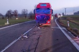 Řidič usnul za volantem. Pak se srazil s kamionem