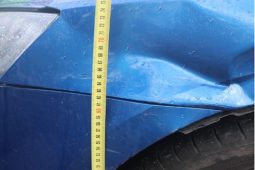 Naboural zaparkované auto a ujel: Policie hledá svědky!