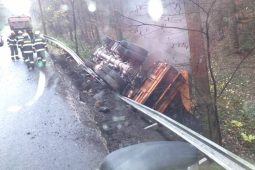 Pod náklaďákem se utrhla krajnice. Převrátil se i s nákladem asfaltu