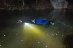 Při dopravní nehodě skončilo auto v řece. Na místo vyjeli potápěči