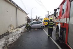 Osobní auto nabouralo přímo do rodinného domu