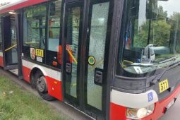 Agrese na zastávce: Rozbil dveře autobusu kvůli zmeškanému spoji! Hrozí mu rok natvrdo!