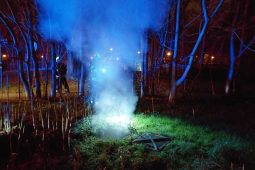 Nebezpečný zásah hasičů při požáru v podzemním kolektoru. Jedna osoba nepřežila