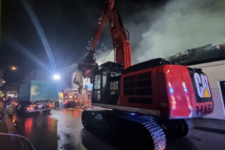 Náročný požár střechy v Hlinsku. Při zásahu nastaly komplikace