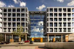 VIDEO: Nově postavený pavilon Pardubické nemocnice získal dva tituly v soutěži Stavba roku 2025