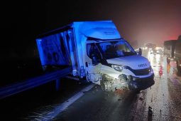 V husté mlze u Velkého Meziříčí havarovalo ráno pět vozidel. Řidiči stáli v kolonách