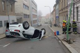 Řidič v centru Třebíče nezvládl řízení a vyboural se. Dva lidé utrpěli zranění