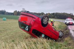Nehoda na Jihlavsku. Řidička fordu nezvládla smyk, v autě vezla dvě děti