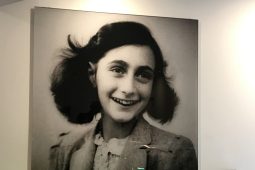 Příběh Anny Frankové zná celý svět. Ale kdo prozradil její úkryt?