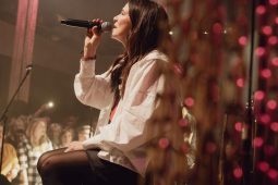 Ani zrada v lásce ji nedokáže zastavit. Anna K si užívá lásky svých fanoušků