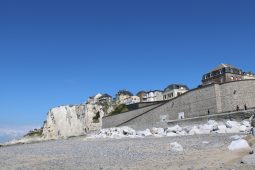 Kdysi prosperující přístav, dnes město duchů. Francouzský Ault mizí před očima