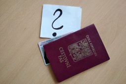 Při kontrole vytáhl padělaný pas. Policii nepřelstil