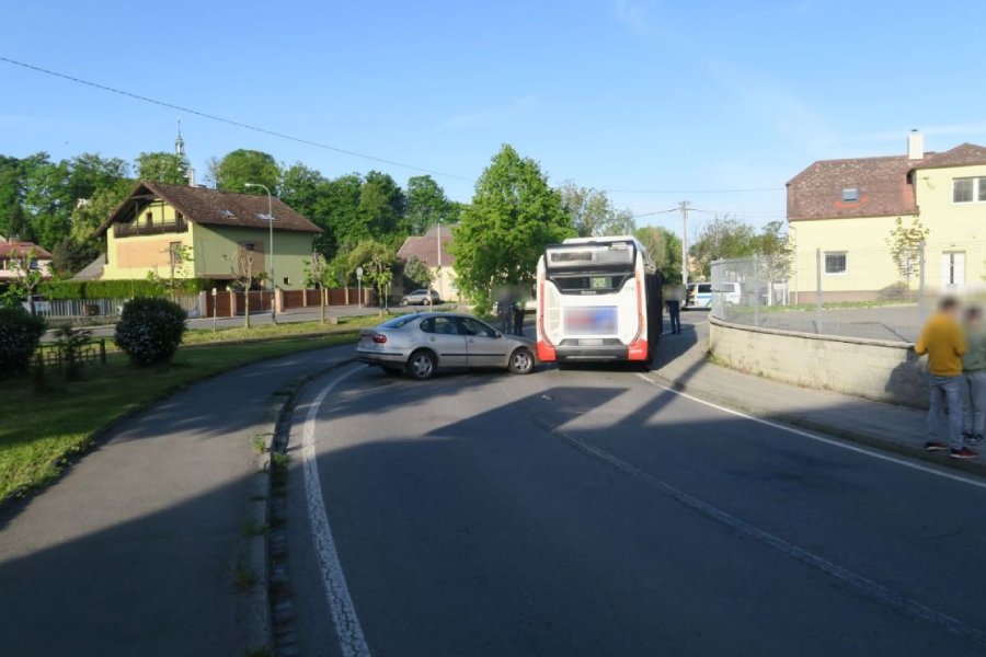 Havarované auto na boku