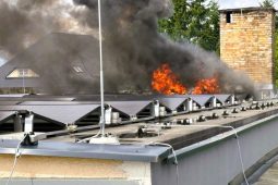 Požár ve Slapech zasáhl střechu i fotovoltaické panely. Škoda se vyšplhala na miliony