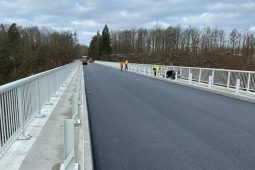 Trojice svědků a policisté zachránili muže před skokem do Otavy