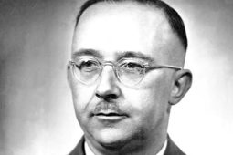 Heinrich Himmler – z úředníčka posedlého pořádkem jedním z nejmocnějších mužů Třetí říše. Jak se podle vás rodí zlo?