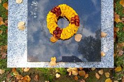 Nejen pieta, ale také praktické záležitosti. Ani místo na hřbitově není zadarmo. Co lidé často nevědí