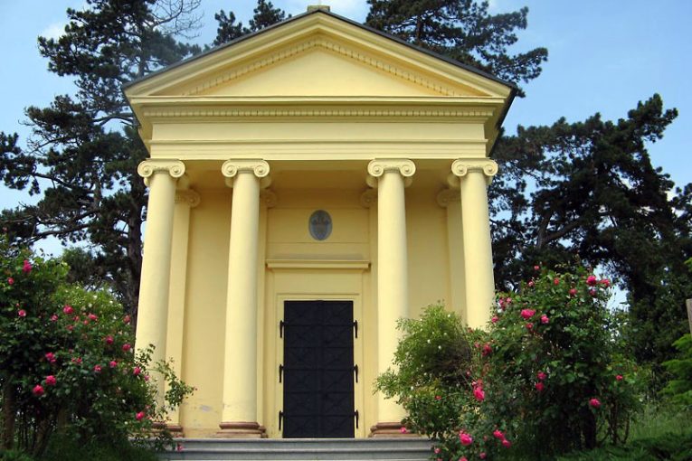 Šternberská hrobka ve Stupně, letní pohled. Zdroj foto: obec Břasy, okr. Rokycany