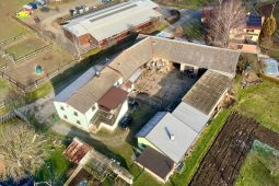 Ženu na Opavsku vážně zranil kůň, když jej vedla do ohrady. Letěl k ní vrtulník