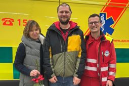 VIDEO: Pacient s rodinou přijel zdravotníkům poděkovat za záchranu života