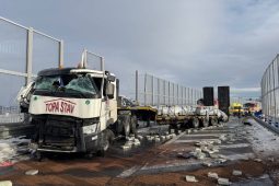 FOTO: Na D48 narazil tahač do protihlukové stěny. Její úlomky poškodily další vozidla