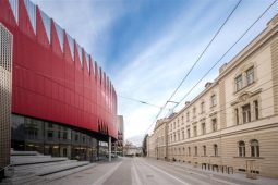 Zklidnění dopravy a větší bezpečnost. Jihlava spustila sdílenou zónu u Horácké arény