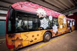 Vánoční trolejbus vyrazil do ulic Jihlavy. Užijte si voňavou jízdu adventem