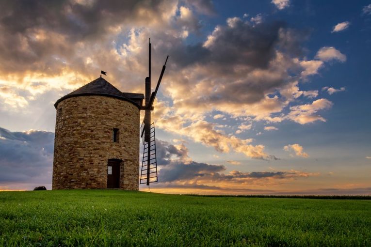 Replika větrného mlýna v Jalubí v okrese Uherské Hradiště. Zdroj: Shutterstock.com/Martin Peterka
