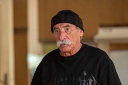 Single důchodce Bob je v reálu spokojeně zadaný a k herectví ještě podniká