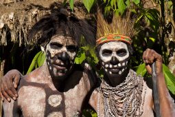 Smějící se smrt? Kmen Fore praktikoval děsivý rituál, a proto existovala nemoc, která fascinovala i vědce