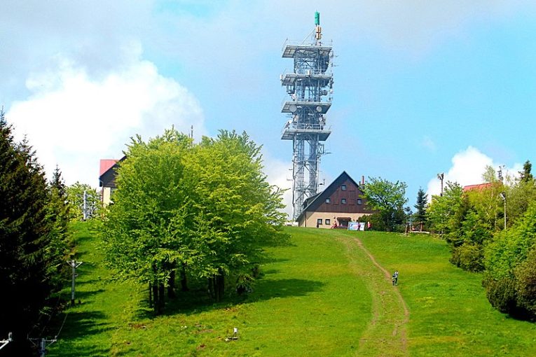 Malý Javorový, hora v Moravskoslezských Beskydech. Vrchol s chatou a televizním vysílačem. Autor: Petr Sajdok, licence BY-SA 4.0. Zdroj: Wikimedia Commons