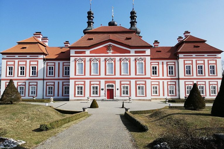 Pohled na jižní průčelí proboštství Mariánské Týnice. Autor: Mojmir Churavy, licence CC BY-SA 4.0. Zdroj: Wikimedia Commons