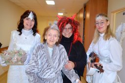 Mikuláš s družinou dělal radost pacientům ve valašskomeziříčské nemocnici