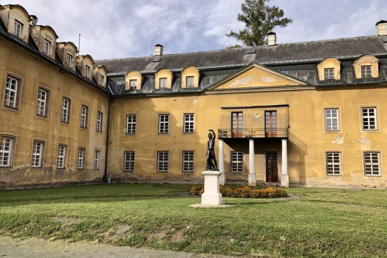 Nádvoří zámku. Zdroj: Zámek Hošťálkovy